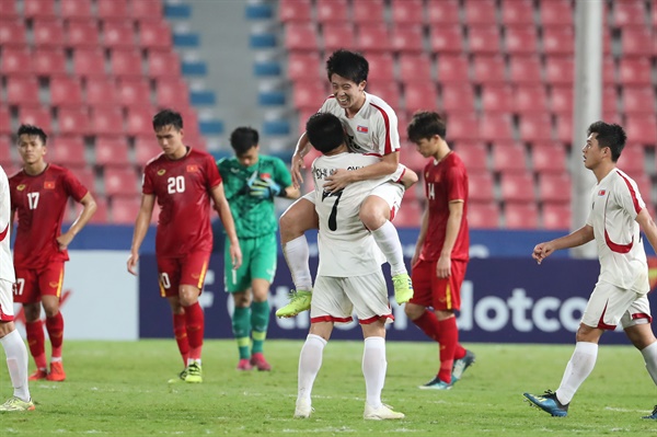  16일 오후(현지시간) 태국 방콕 라자망갈라 스타디움에서 열린 2020 아시아축구연맹(AFC) U-23 챔피언십 베트남과 북한의 조별리그 최종전. 북한 량현주와 리청규가 승리를 자축하고 있다.