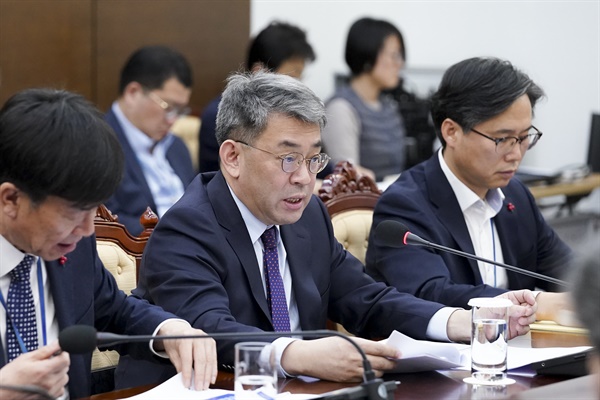 권구훈 북방경제협력위원장이 17일 오전 청와대 여민관에서 문재인 대통령에게 '2020 신북방정책 전략' 보고를 하고 있다. 