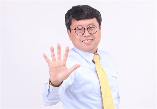 정의당으로 이번 21대 총선에 출마예정인 신현웅 대표는 "연동형 비례대표제가 도입된 첫 선거"라면서 "국민들의 가려운 부분을 잘 긁어드릴 수 있는 효자 정당"이 되겠다고 강조했다. 