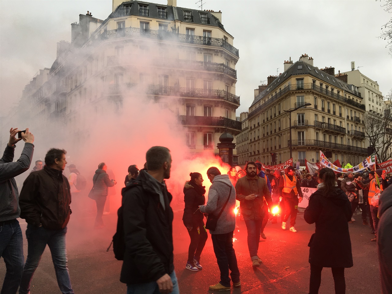 2020년 1월9일 파리에서 열린 연금개혁 반대 시위 현장. 시위대 주변으로 연막탄의 연기가 자욱하다. 