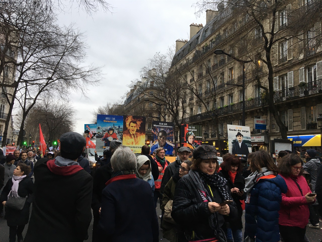 2020년 1월9일 파리에서 열린 연금개혁 반대 시위 현장. 다양한 포스터와 그림, 팻말 등을 들고나온 사람들이 많았다.
