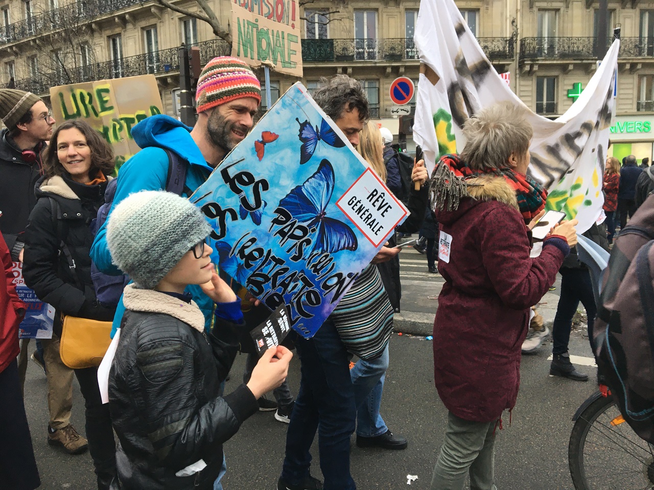 2020년 1월9일 파리에서 열린 연금개혁 반대 시위 현장. 다양한 포스터와 그림, 팻말 등을 들고나온 사람들이 많았다.