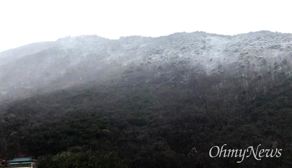 1월 18일 아침 김해장유에서 바라본 창원 쪽 산의 정상 부근에 눈이 쌓여 있다.