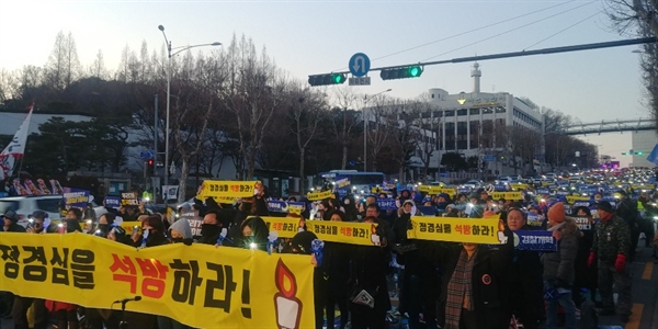 18일 서울 서초구 대검찰청 앞 도로에서 열린 조국수호집회