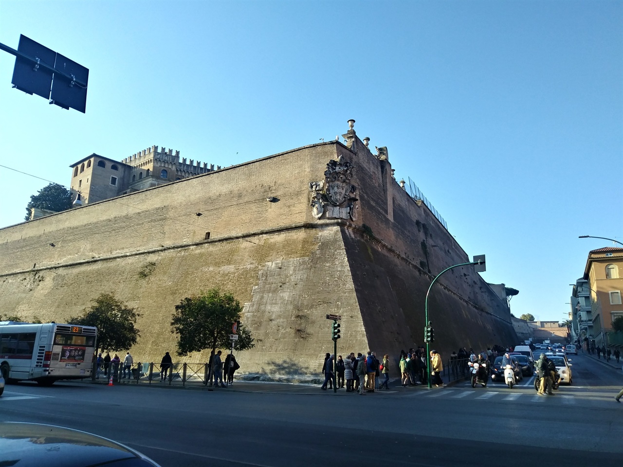 이른 아침부터 줄이 길게 늘어서 있다. 높은 성채처럼 보이는 벽이 로마와 바티칸의 국경이다.