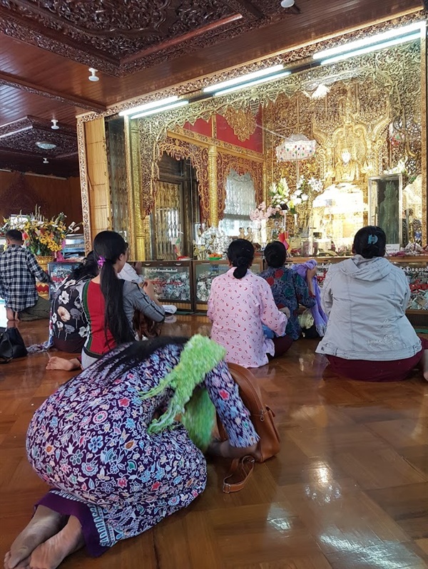 미얀마인들은 파고다를 찾아 예불을 드리고, 스님들께 공양을 하는 등 일상에서 불교문화를 쉽게 찾아볼 수 있다.