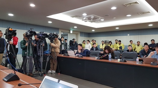 충남교육청의 브리핑을 취재중인 기자들 