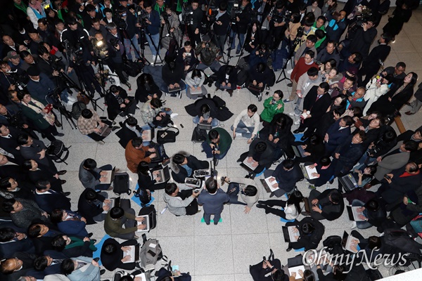 정계 복귀를 선언한 바른미래당 안철수 전 의원이 기자들에 둘러싸여 질문에 답하고 있다.