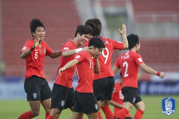 한국 U-23 대표팀 한국이 요르단과의 8강전에서 전반 16분 완벽에 가까운 세트 피스 전술로 선제골을 넣은 뒤 기쁨을 나누고 있다.