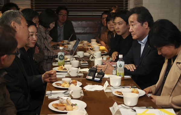 이낙연 당시 국무총리가 지난 2019년 4월 20일 오후 서울 메가박스 강남점에서 세월호 참사 이후 유가족 등 남은 사람들이 서로 간직한 기억을 나누는 이야기를 다룬 영화 ‘생일’을 세월호 추모시집인 ‘언제까지고 우리는 너희를 멀리 보낼 수가 없다’의 시인 등 관계자들과 이종언 영화 감독 등과 관람한 후 차를 마시며 대화를 하고 있다.