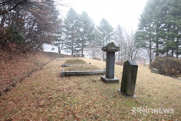 청주시 상당구 산성동 138번지에 조성된 민천식의 묘비와 추모비. 