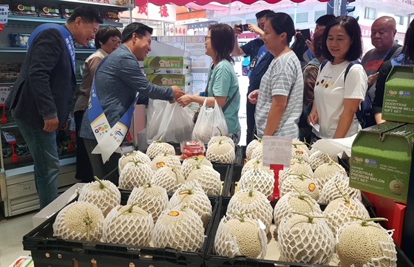 박정현 군수를 비롯한 굿뜨래 홍보단이 지난해 10월 홍콩의 한 대형 쇼핑몰 매장에서 홍콩인을 대상으로 판촉 행사를 하고 있다.