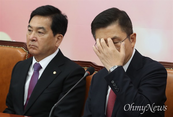 황교안 자유한국당 대표가 20일 오전 서울 여의도 국회에서 열린 최고위원회의에 참석해 안경을 매만지고 있다.