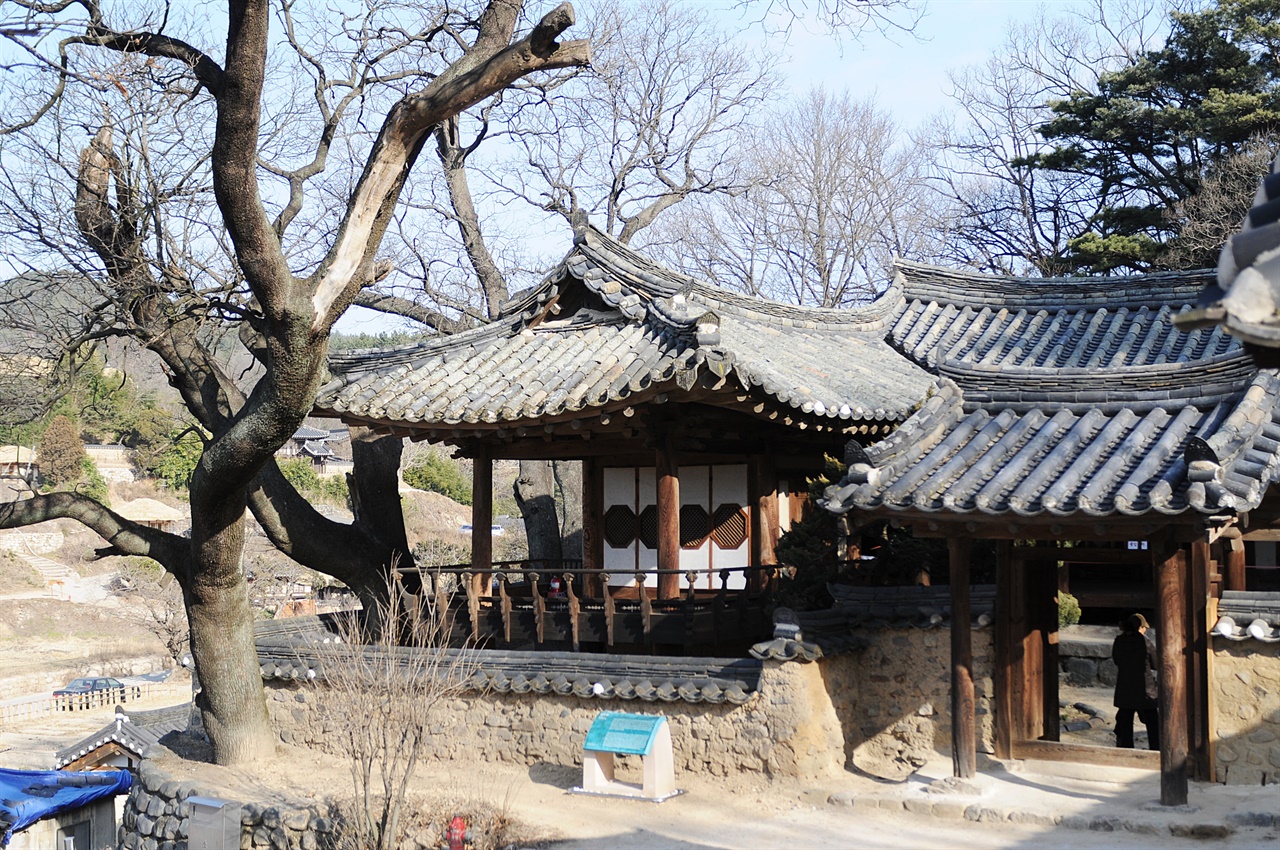 양동마을 심수정  양동마을 입구 가까이 언덕위에 있는 건축물. 반대편 마을의 모습이 조망된다. 