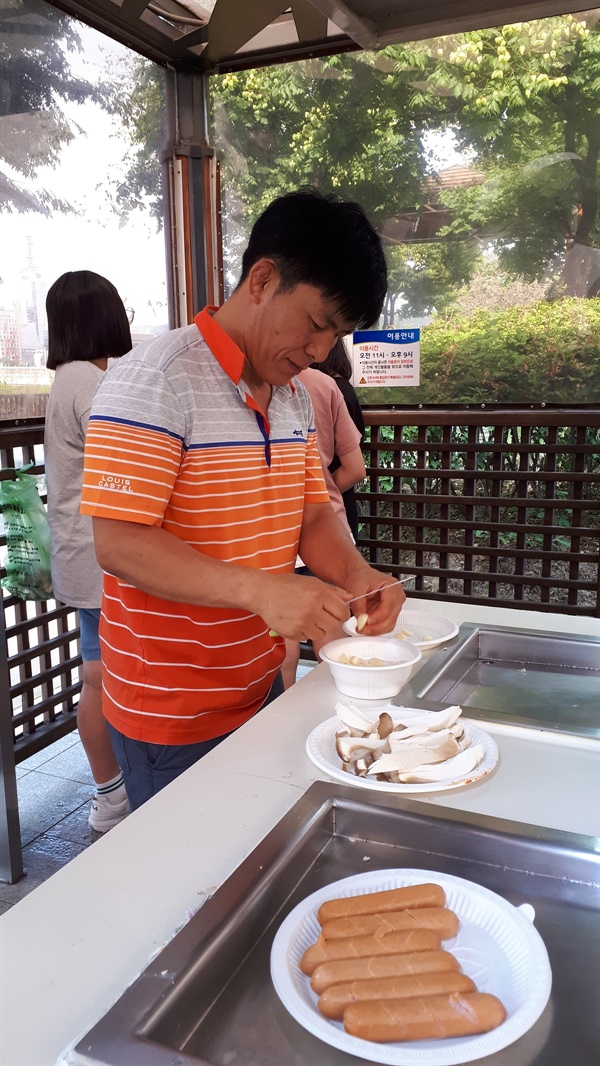 교육환경봉사 후 아이들과 삼겹살 파티를 준비중인 장순환 선생님