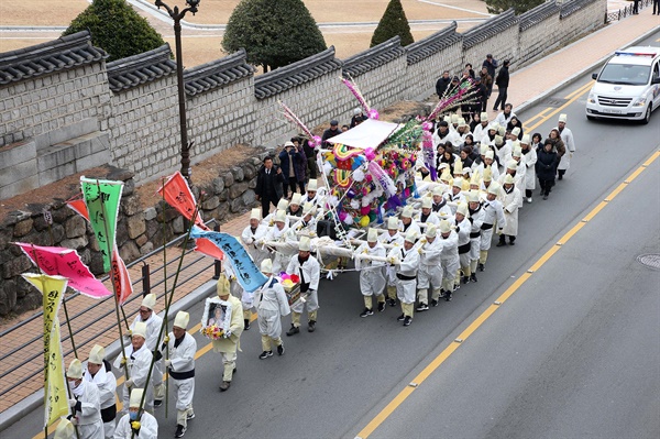 19일 김해시가지에서 열렸던 전통장례식.