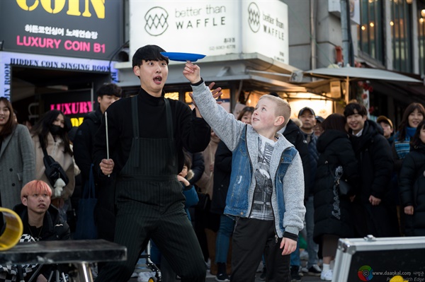 접시 돌리기에 흠뻑 빠져든 아이가 마냥 즐거워하고 있다