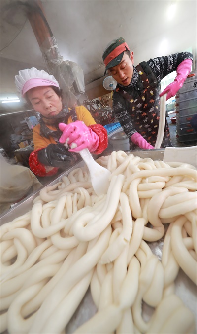 함양군 함양읍 남양떡집의 가래떡 뽑기.