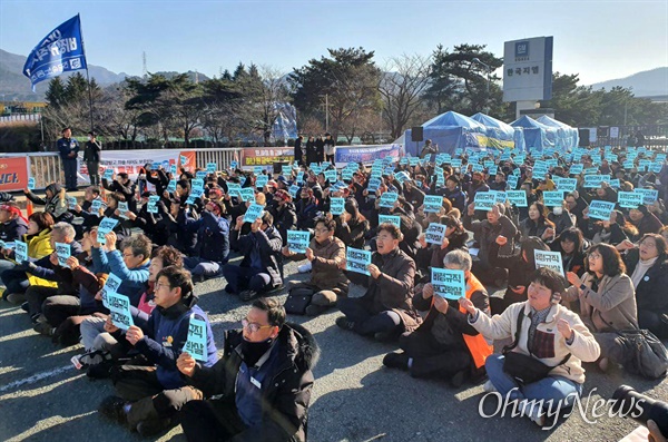  민주노총 경남본부는 21일 오후 한국지엠 창원공장 앞에서 "차한국지엠 비정규직 집단해고 박살 3차 경남노동자대회"를 열었다.