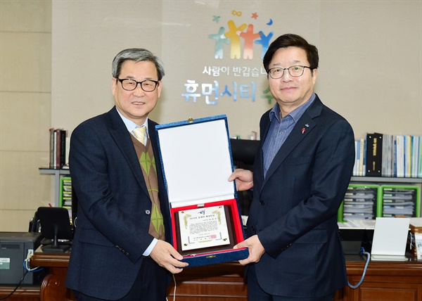 염태영 수원시장이 21일 김병오 한국환경전문기자협회장으로부터 ‘2019 올해의 환경인상’을 받고 있다. 