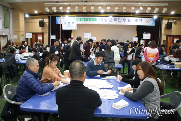 대구 군 공항 이전을 위한 주민투표가 21일 경북 군위와 의성군에서 진행된 가운데 의성군 청소년센터에서 이날 오후 8시 20분께부터 개표가 진행되고 있다.