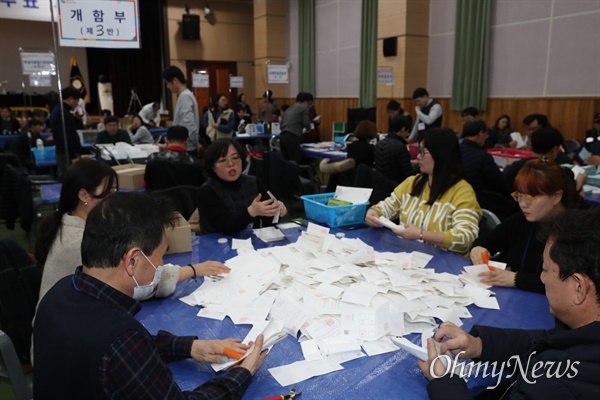 22일 오후 경북 의성군 청소년센터에서 진행된 대구경북통합신공항 이전지 결정을 위한 투표함 개표 장면.