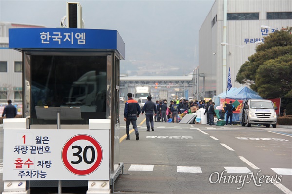 전국금속노동조합 경남지부는 22일 한국지엠 창원공장 앞에서 "비정규직 총고용 보장을 위한 합의 도출"을 밝히는 기자회견을 열었고, 본관 앞에 설치돼 있던 천막농성장 철거 작업이 진행되었다.