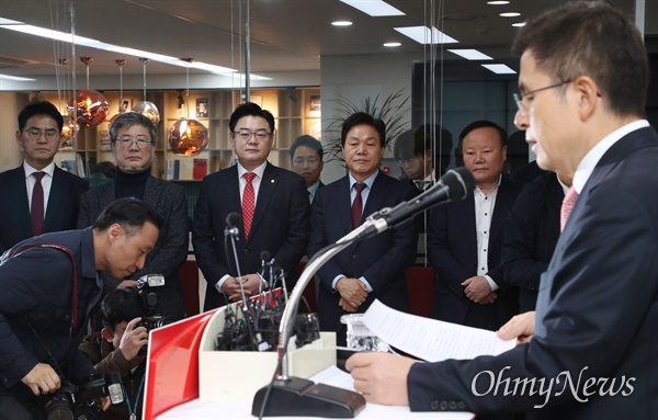 자유한국당 황교안 대표가 22일 오전 서울 영등포구 중앙당사에서 신년 기자회견을 하고 있다. 김재원 정책위의장과 박완수 사무총장, 김성원 대변인 등이 동석해 있다. 