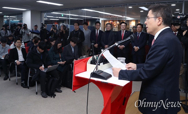 자유한국당 황교안 대표가 22일 오전 서울 영등포구 중앙당사에서 신년 기자회견을 하고 있다. 