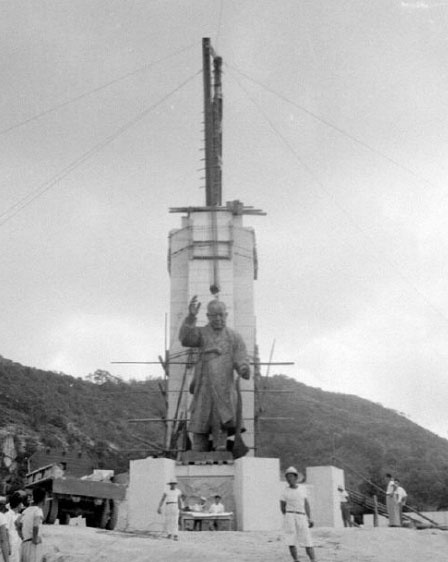 제3대 대통령 취임을 경축하고자 남산공원에 이승만의 동상을 세우고 있다. 이 동상은 4.19 때 쇠사슬에 묶여 종로로, 을지로로 끌려다녔다(1956. 8.). 