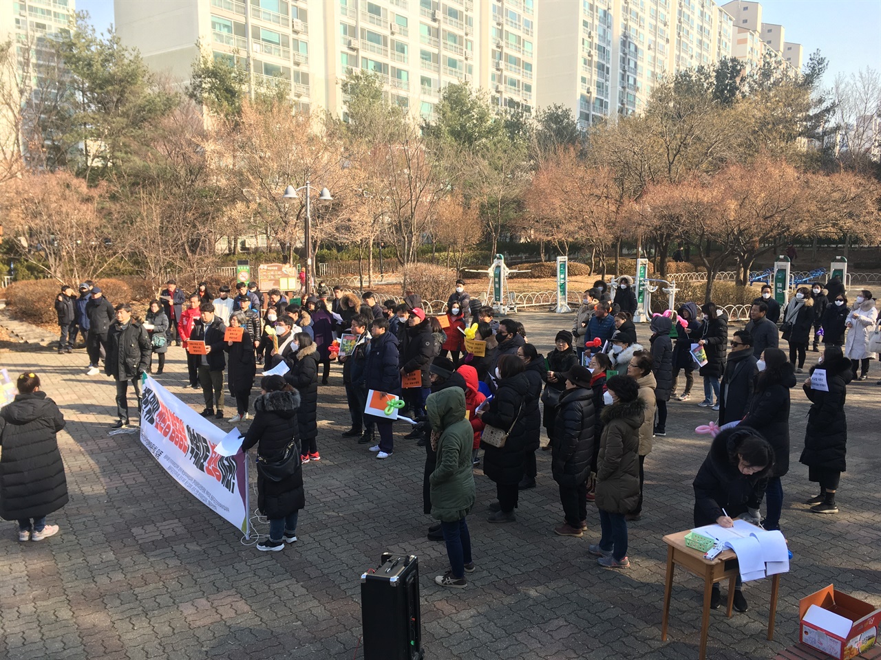 18일 영통주민들은 이 곳에 모여 현 영흥공원 계획에서 추진하는 체육관 이전 신설, 4차선 주출입구를 반대했다. 