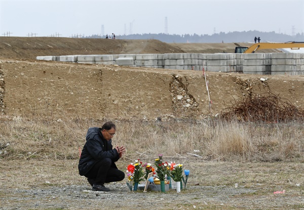 동일본대지진 7주년 맞아 희생자 추모하는 피해지역 주민들.