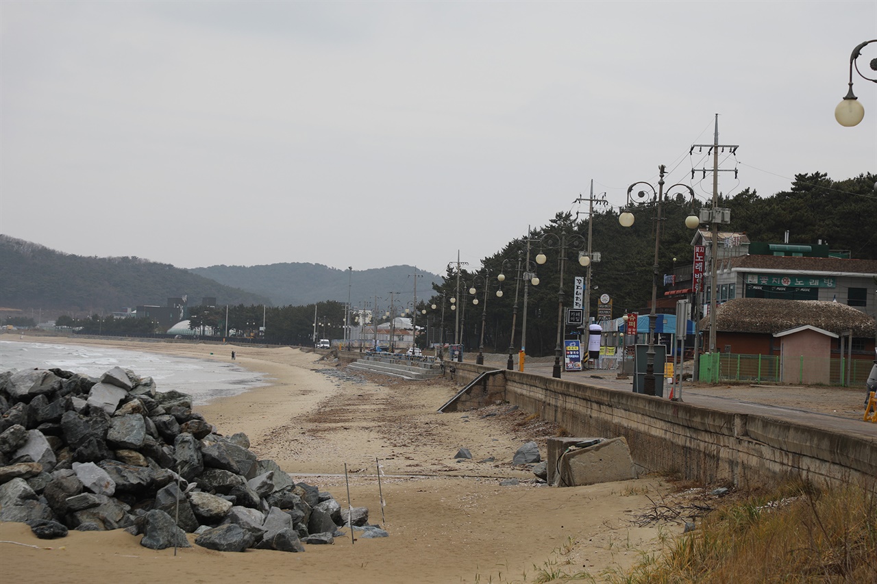  꽃지 해수욕장 연안정비사업의 2020년 본격 공사에 돌입해야 하나 대체도로 건설을 요구하는 주민들의 해안옹벽 존치 주장으로 공사가 중단된채 해변가에 공사용 돌들이 방치되고 있다.
