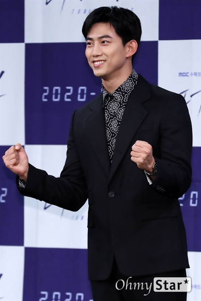 '더 게임:0시를 향하여' 옥택연, 40% 시청률 아자! 배우 옥택연이 22일 오후 서울 성암로 MBC사옥에서 열린 수목미니시리즈 <더 게임:0시를 향하여> 제작발표회에서 포토타임을 갖고 있다. <더 게임:0시를 향하여>는 죽음 직전의 순간을 보는 예언가와 강력반 형사가 20년 전 '0시의 살인마'와 얽힌 비밀을 파헤쳐가는 드라마다. 22일 수요일 오후 8시 55분 첫 방송.