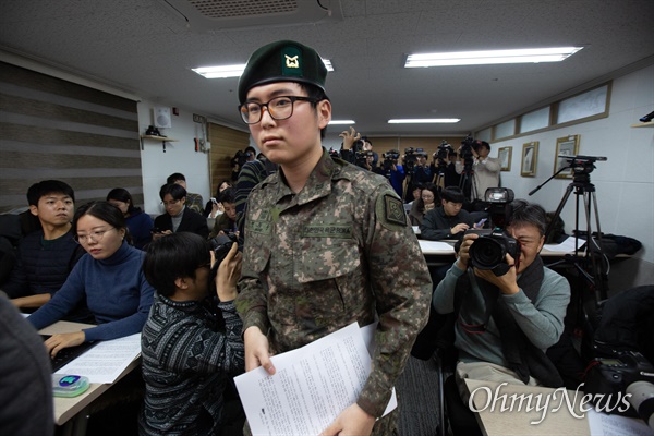 성전환 수술을 받은 변희수 하사가 22일 오후 서울 마포구 군인권센터에서 육군의 전역 결정에 대한 긴급 기자회견을 열어, 훌륭한 여군으로 나라를 지킬 수 있는 기회를 달라고 호소했다. 군복 차림을 한 변 하사가 기자회견장에 입장하고 있다.