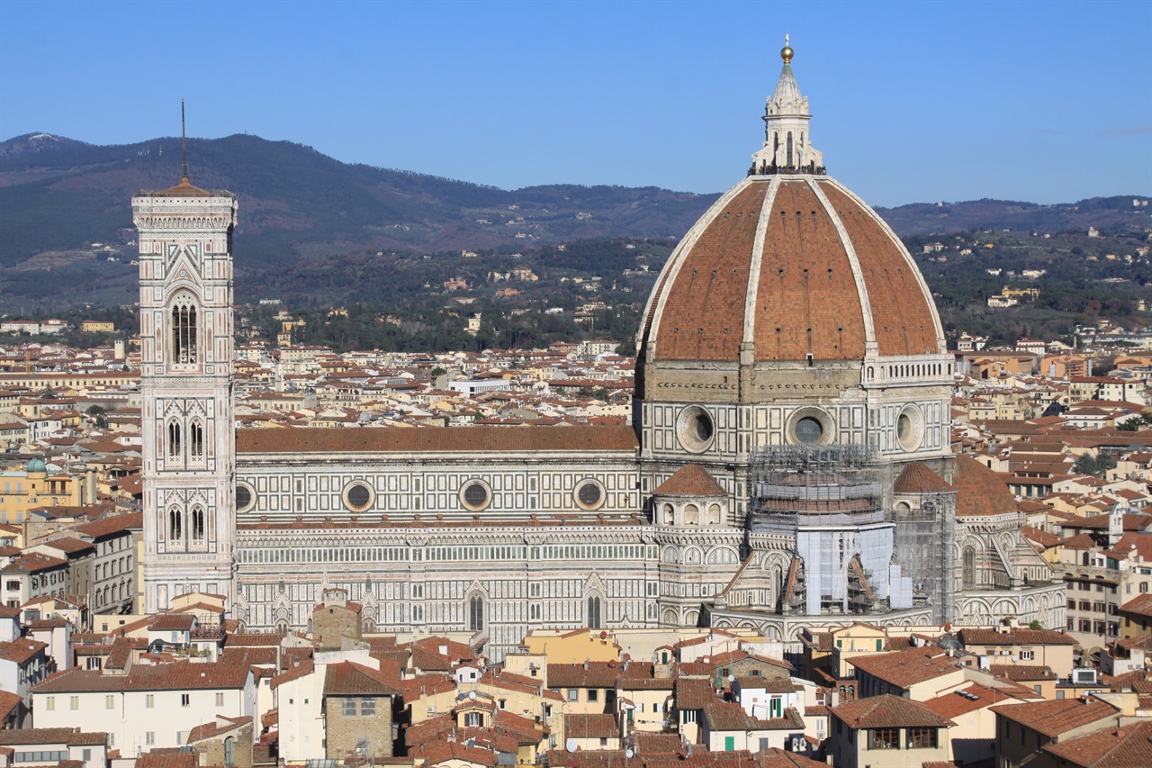 한동안 돔은 완성되지 않은 상태였다. 미국과 이탈리아의 합작 드라마 '메디치 : 피렌체의 지배자들(Medici: Masters of Florence)'를 보면 돔이 없는 상태의 성당 모습이 나온다.