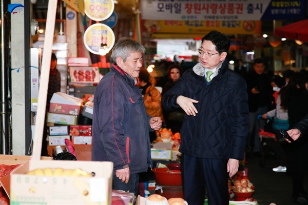  김경수 경남지사는 22일 오후 창원 진해중앙시장을 방문했다.