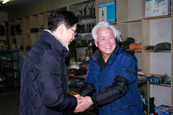 김경수 경남지사는 22일 오후 창원 진해중앙시장을 방문했다.