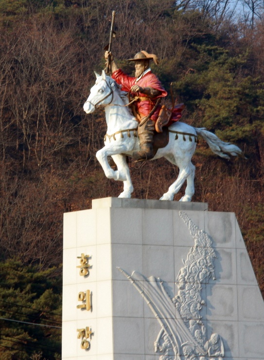  의령 관문공원 의병광장에 세워진 홍의장군 곽재우 동상.