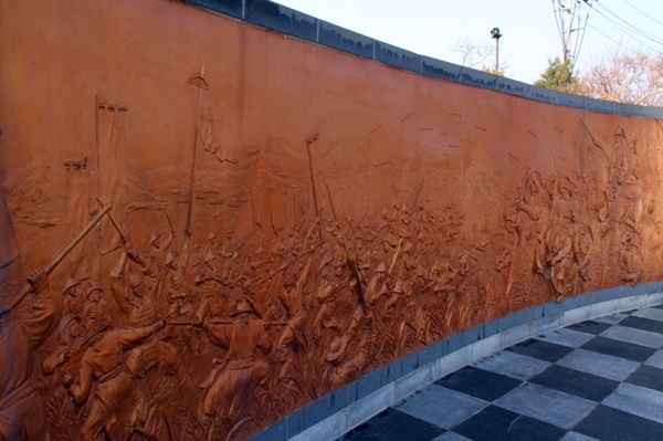 의령 관문공원 의병광장 한쪽 벽면에 새겨진 정암진 전투 장면