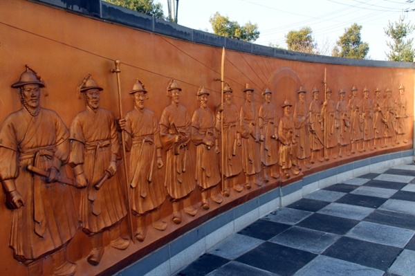 의령 관문공원 의병광장 한쪽 벽면에 새겨진 홍의장군을 비롯한 18명의 장군들.