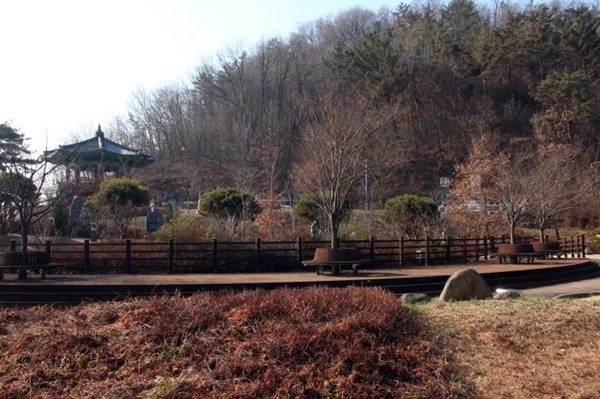 의령 관문공원은 고즈넉해 거닐며 산책하기 좋다.