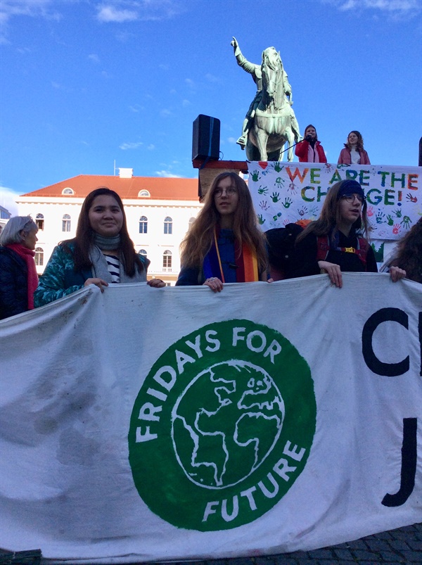 마리넬 우발도 활동가가 독일 뮌헨 Fridays For Future 집회에 참여하고 있다.