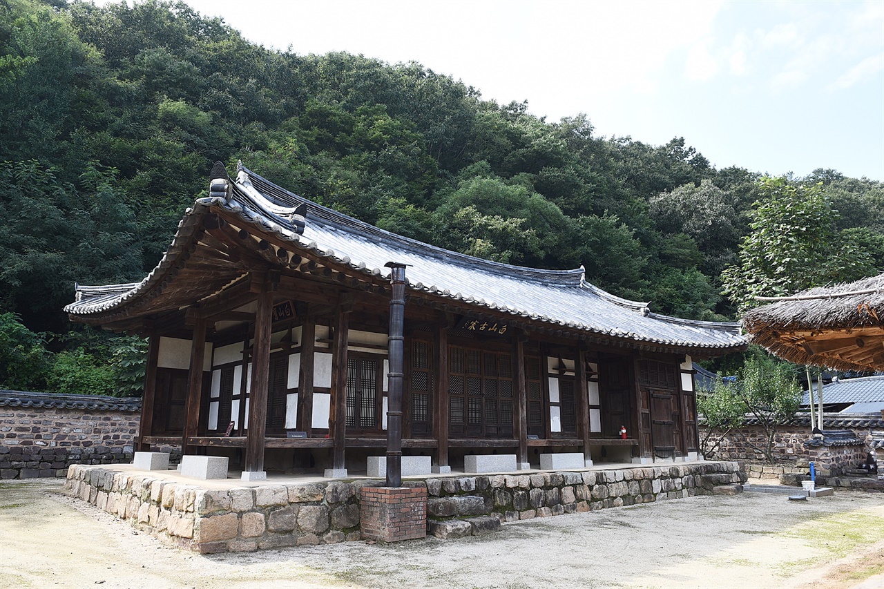 인근 삼성 이병철 생가와 달리 안희제 생가는 주말에도 조용하다. 이곳에도 많은 사람들이 추모하러 와서 그를 기억하길 바란다. 안희제가 있었기에 삼성과 이병철도 있었으리라. 