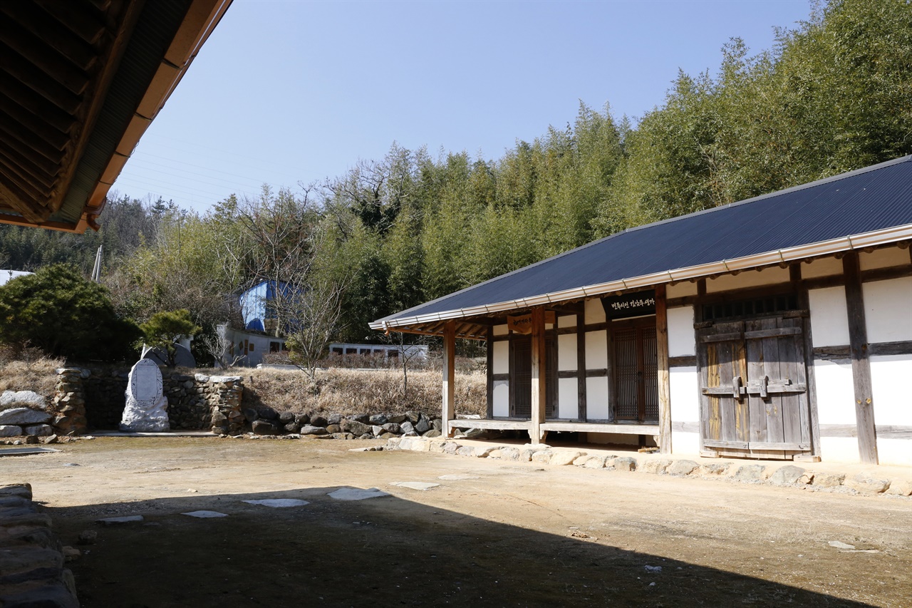  '혁명시인'으로 불리는 김남주 시인의 생가. 설아다원에서 가까운 해남군 삼산면에 자리하고 있다.