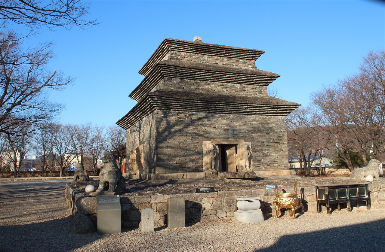 선덕여왕이 창건한 국보 제30호로 지정된 경주 분황사 모전석탑 모습
