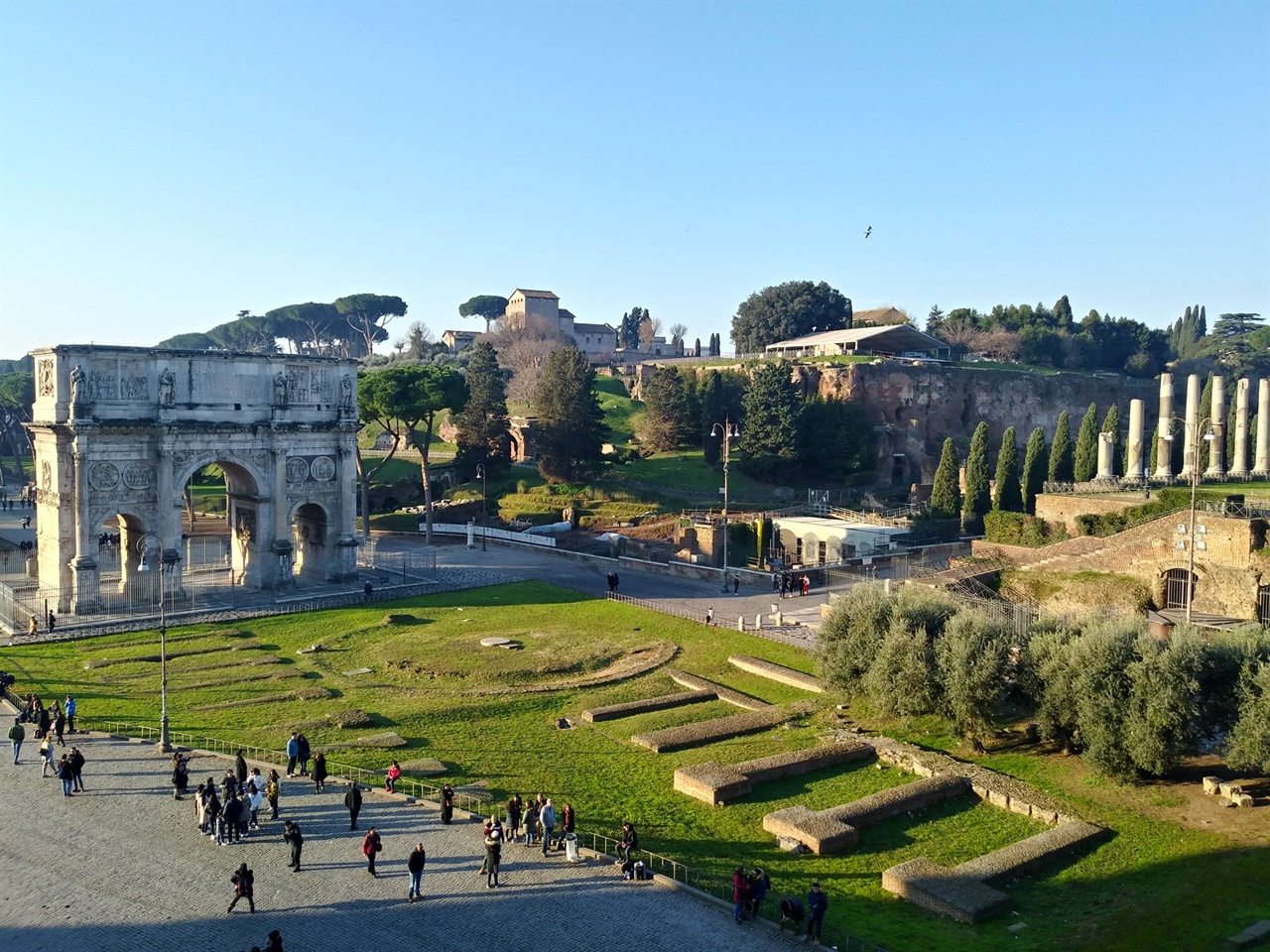 로마제국의 시작점 콜로세오에서 바라본 콘스탄티누스 개선문과 팔라티노 언덕의 모습. 포로 로마노의 시작이자, 로마가 시작된 역사적인 곳이다.