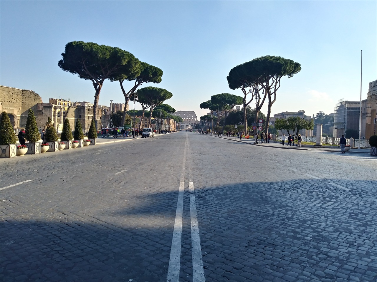 포리 임페리알리 모습 무솔리니가 건설한 '제국의 길'이 포로 로마노를 가르고 있다. 이탈리아 통일의 주역인 이마누엘레 2세 기념관과 콜로세오를 연결하는 도로로, 파시즘의 대표적인 잔재다.