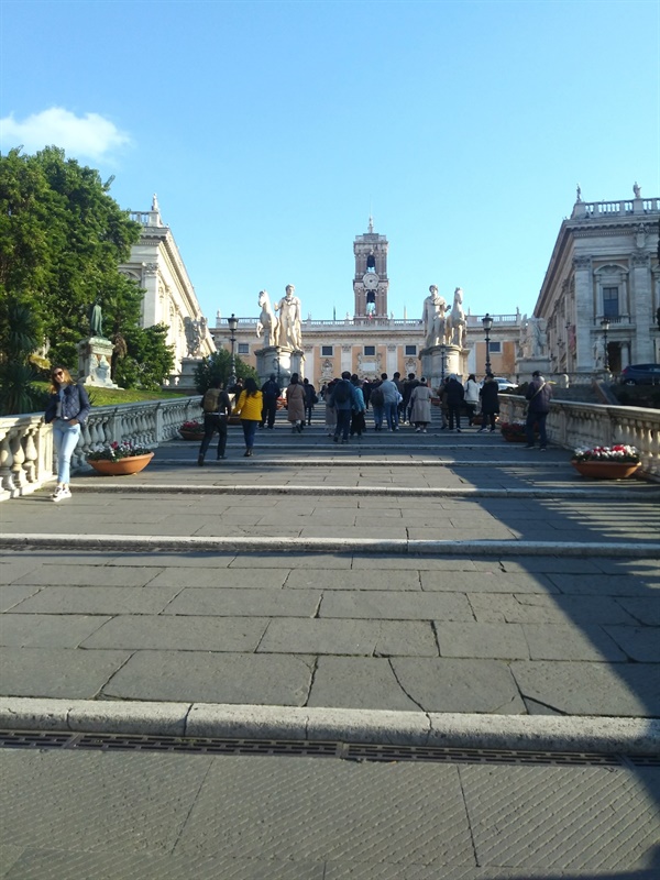 캄피돌리오 광장에 오르는 계단 미켈란젤로가 설계한 곳으로, 착시 효과를 고려한 위대한 건축으로 평가받고 있다. 위치 상 포로 로마노의 종착지라고 할 수 있다. 