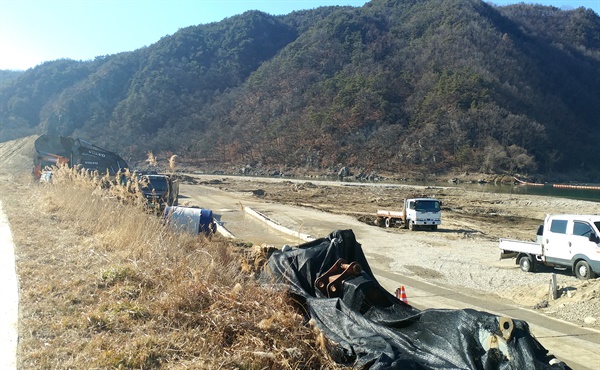  경남 산청군 생초면의 남강 상류에 퇴적토 준설 공사가 벌어지고 있다.